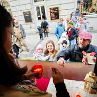 Lidé si mohli přijít k okénku, které bylo provizorně vytvořeno v prostředních dvěřích tramvaje.