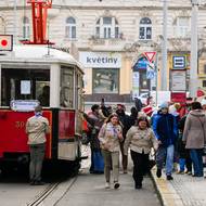 Skupina lidí čekajících na historickou tramvaj v zastávce Náměstí Bratří Synků.