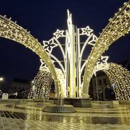 Fontána na Karlově náměstí v minulých letech trpěla náporem dětí, které v ní běhaly. Letos už jim jasné mantinely nastavily řetízky.