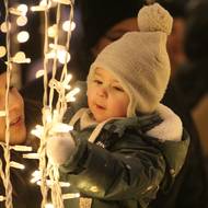Velkým lákadlem pro děti jsou svítící řetězy na fontáně na Karlově náměstí.