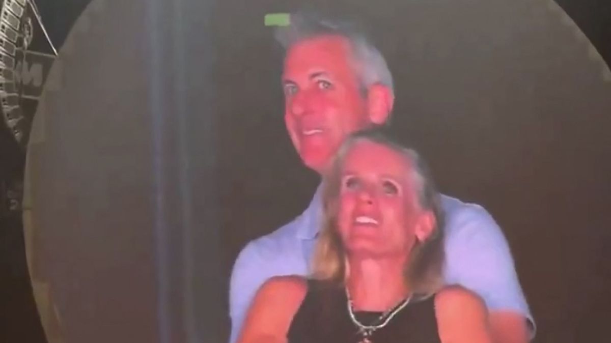 Manažerka přišla o práci, hrozili jí smrtí. Vše kvůli jedinému objetí šéfa