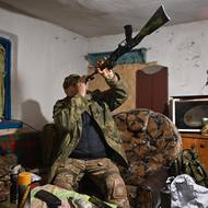 Vitalij Zalizko čistí svůj AK-74.