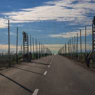 Stavba protidronových sítí, které mají ochránit silnici na Donbase mezi městy Izjum a Slovjansk. 26.října 2025.