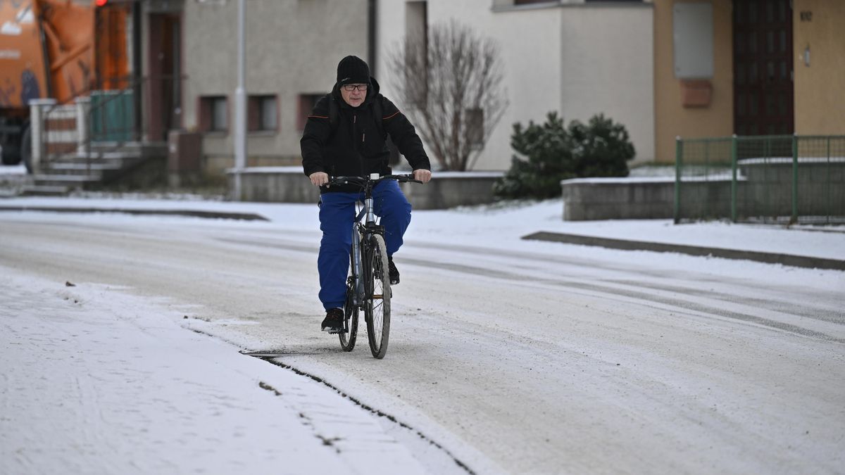 Studená fronta přinesla sníh i náledí