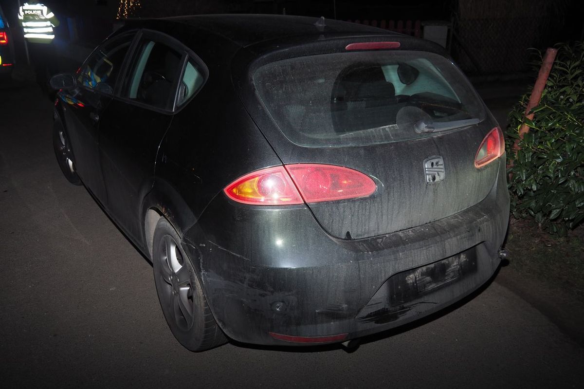 Zdrogovaný šofér se zákazem řízení ujel v Šumperku od nehody. Na místě po něm zůstala SPZ