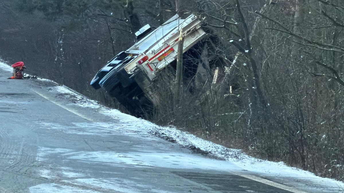 U Semic na Nymbursku narazil popelářský vůz do stromu, jeden mrtvý