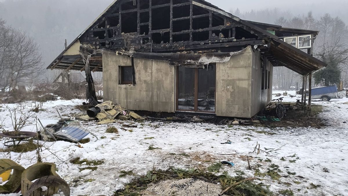 V Beskydech hořela chata, lidé z ní včas utekli