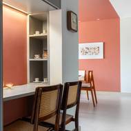 Po celém bytě jsou rozprostřeny majitelčiny osobní vzpomínky v podobě sbírky šálků či jiných drobných předmětů.