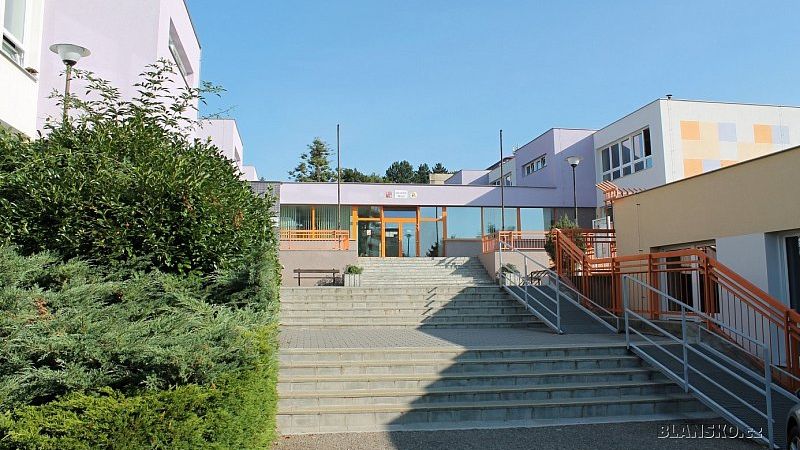 Ředitelka vytunelované školy v Blansku, která přišla o miliony, rezignovala. Čelí i ostré kritice