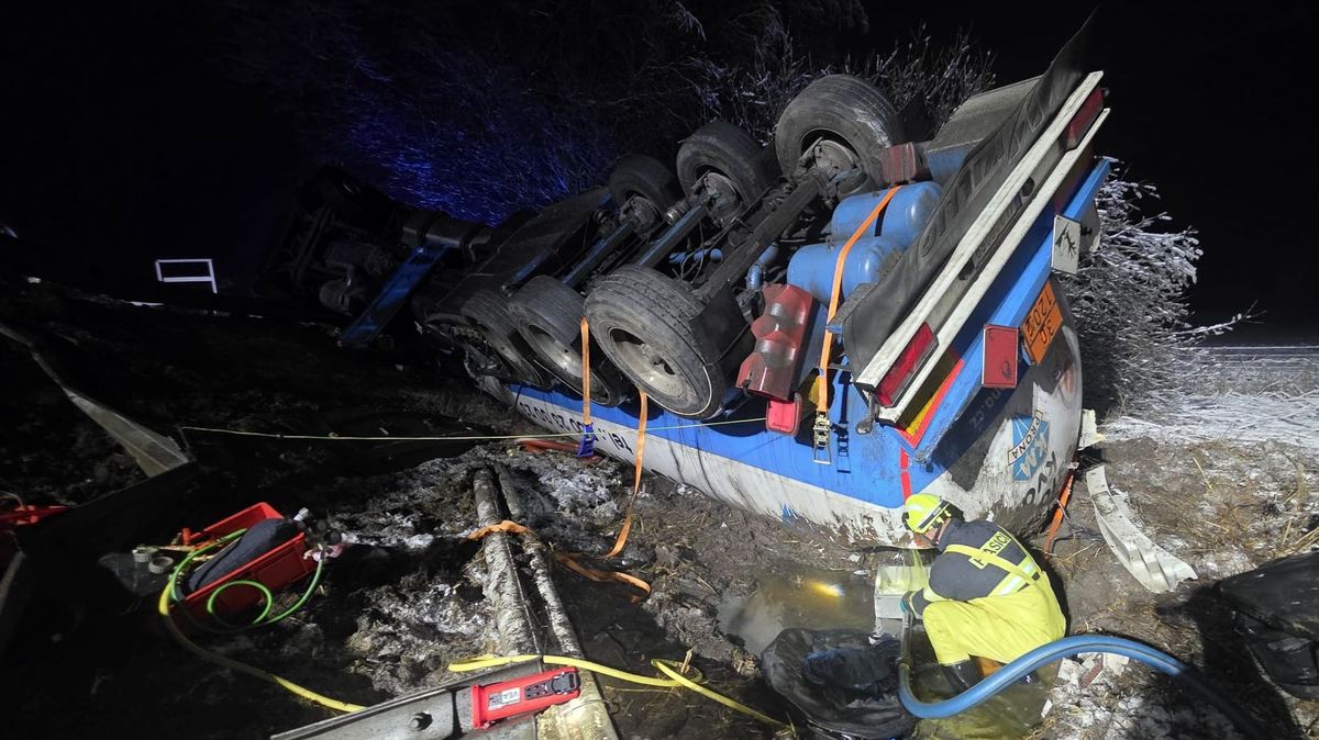 Z převrácené cisterny na Rakovnicku vytekly tisíce litrů kapalin