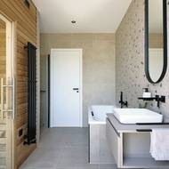 Na koupelnu v přístavbě navazuje sauna, z níž lze pak vyjít do atria.