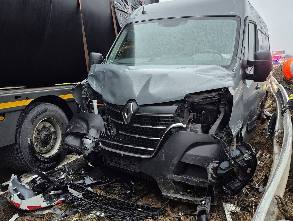 Nehoda kamionu a dodávky na dálnici u Bezměrova na Kroměřížsku