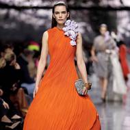 K vidění byly netradiční šaty s balonovou sukní.