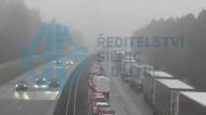Dvě desítky havarovaných aut. Dálnici D1 u Brna zastavila hromadná nehoda