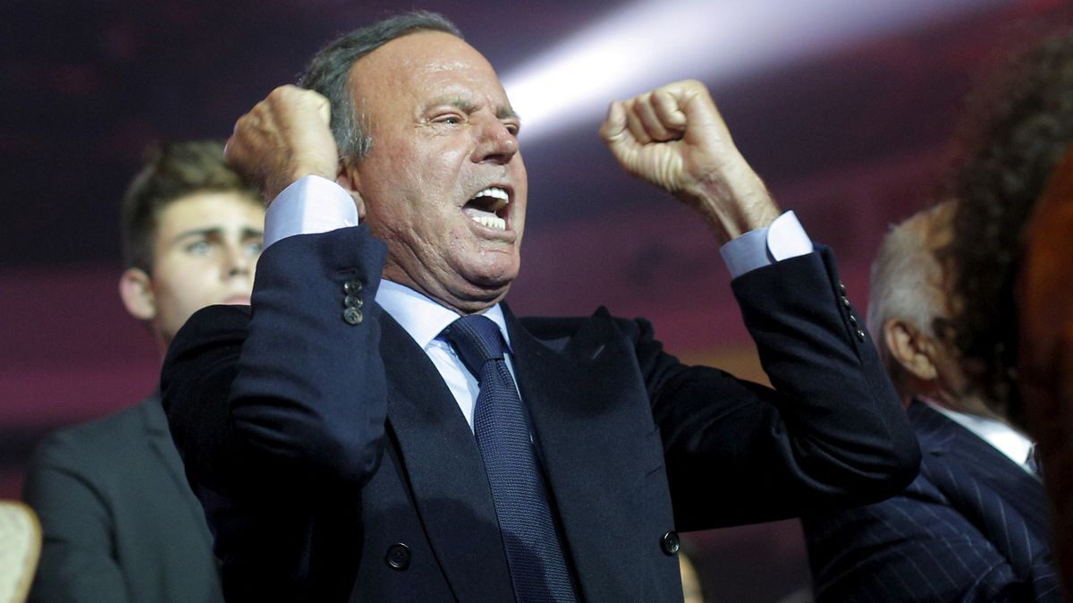 Španělská prokuratura ukončila vyšetřování zpěváka Iglesiase obviněného ze sexuálního napadení