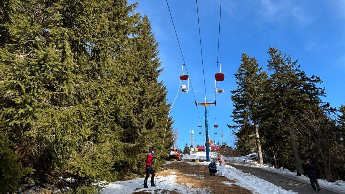 Matka s dcerou visely v sedačkách na šumavské lanovce. Dolů je spouštěla z šestimetrové výšky horská služba