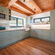 Kuchyň si majitelé vybrali kvůli kvalitě a nadčasovému vzhledu. V jednoduchosti našli eleganci, která dokonale ladí s dřevěným interiérem.