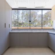 Prostorná kuchyň je z části napojená na obývací pokoj.