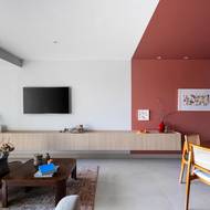 Ve společenské části architekti pracovali s barevnými kontrasty.