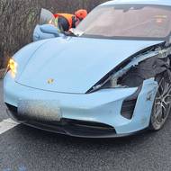 Nehoda elektromobilu značky Porsche a dodávky u Veletin na Slovácku