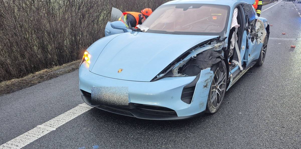 Nehoda elektromobilu značky Porsche a dodávky u Veletin na Slovácku