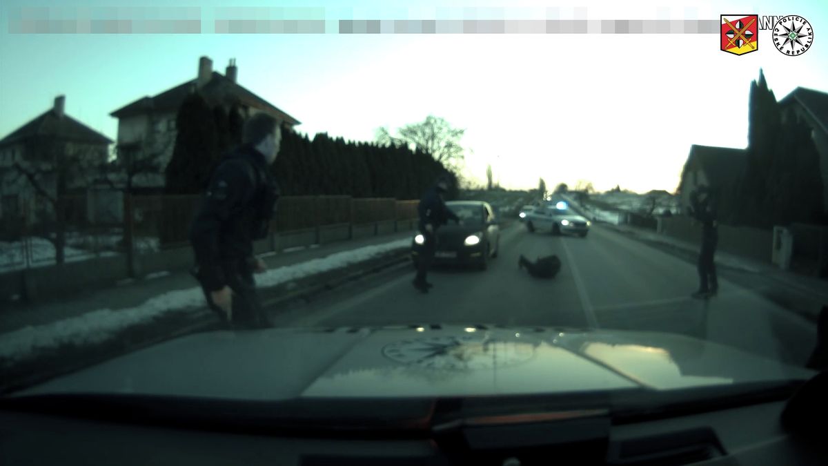 Uhni, já zaparkuju, křikl potetovaný řidič na celníka, šlápl na plyn a ujel