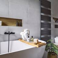 Míša se ráda oddává relaxu ve volně stojící vaně.