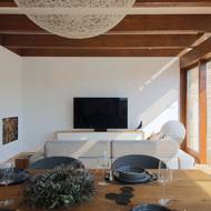 V obývacím pokoji přibyl mj. krb se zásobníkem na dřevo.