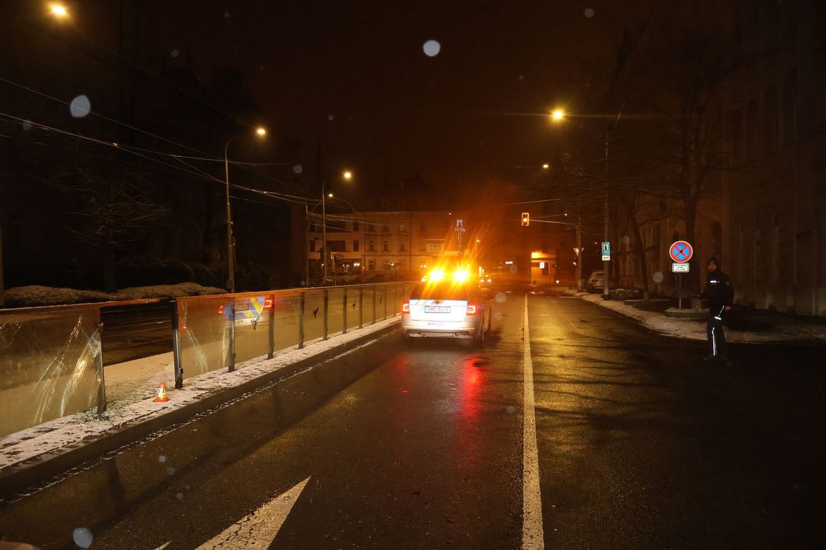 Opilý devatenáctiletý mladík nacouval v Olomouci do zastávky. Hrozí mu tři roky vězení