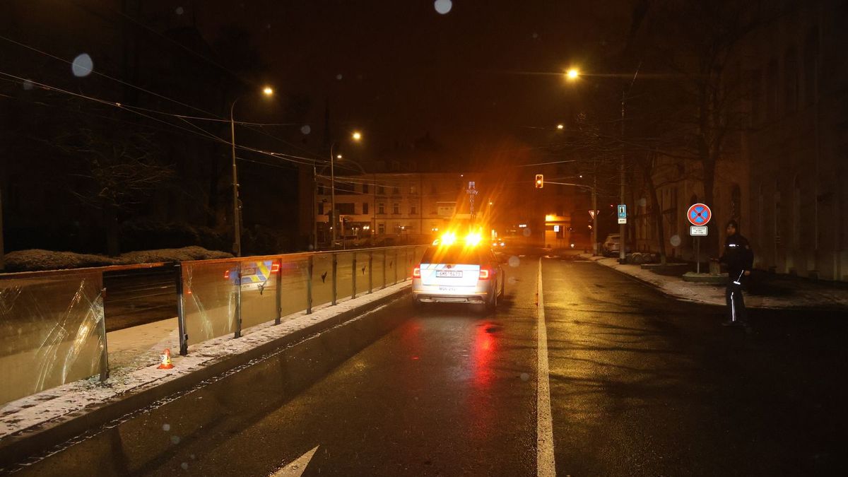 Opilý devatenáctiletý mladík nacouval v Olomouci do zastávky. Hrozí mu tři roky vězení