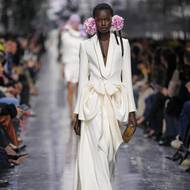 Elegantní model v barvě roku Cloud Dancer.