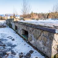 Na začátku tisíciletí tu majitel postavil největší dřevěnou kolibu v Evropě, ta v roce 2017 vyhořela.