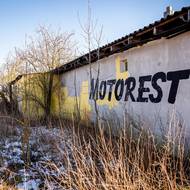 Kdysi tu bylo plno, teď se k motorestu téměř nedá dostat. 