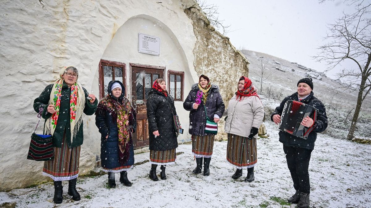 Obyvatelé moldavské vsi doufají, že je zachrání hobití domky