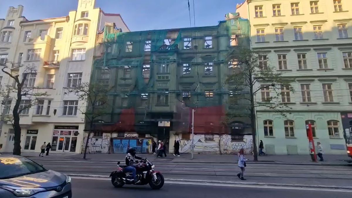 Potěmkinův dům v pražské Ječné ulici kamufluje od roku 2018 jak kůl v plotě osamocená původní fasáda