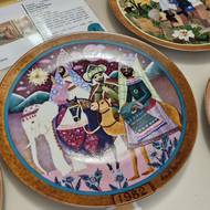 Malované talíře s betlémskými výjevy jsou z Německa.