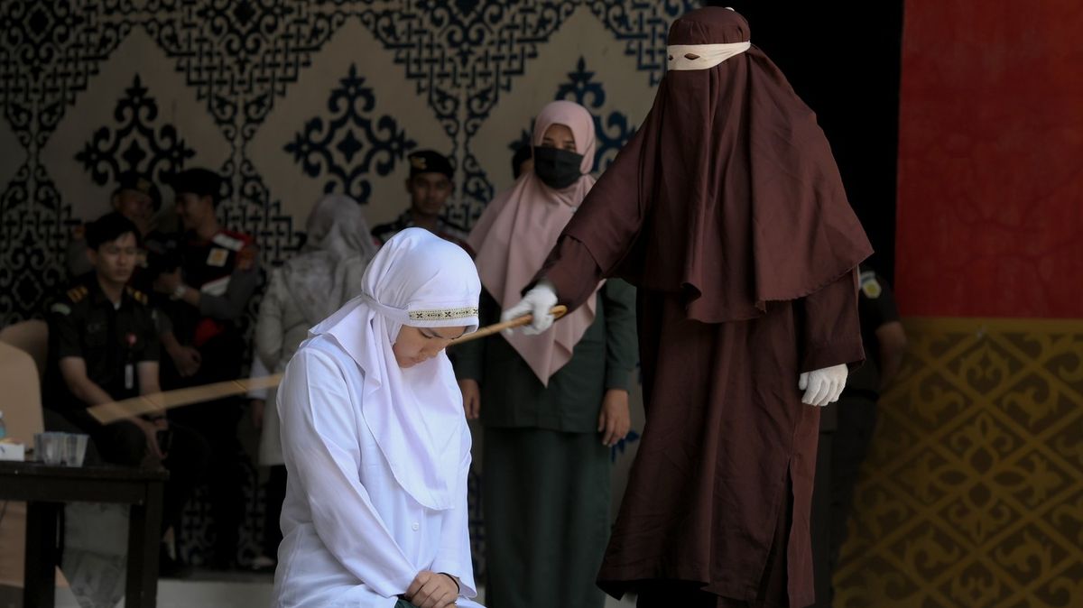 Indonéský pár dostal 140 ran rákoskou za nemanželský sex a pití alkoholu