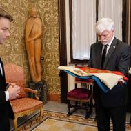 Petr Pavel přebírá vlajku v Římě.