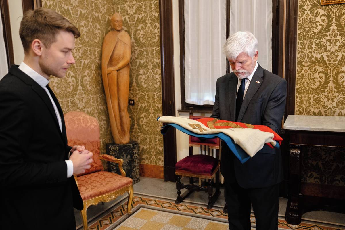 Petr Pavel přebírá vlajku v Římě.