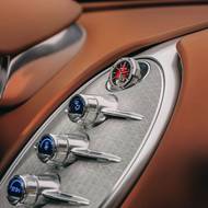 Specialitou je středová konzola vyrobená z hliníku, v horní části jsou speciální mechanické hodinky.