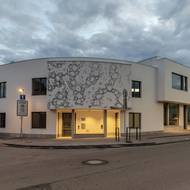 Multifunkční objekt ve Šlapanicích, na jehož podobě se autorsky podílel Josef Zlamal.