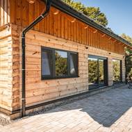 Domek v Kapském Městě jim nestačil, proto hledali místo v horách. Z Prahy je to hodina a půl a pro rodinu ideální útočiště.