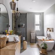 Místo původní úzké retro koupelny vybudovali koupelnu, která nabízí komfort při osobní hygieně, ale je i hezkým relaxačním místem.