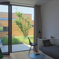 Každý z nově postavených pokojů v přístavbě má svůj vstup ven do atria.