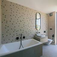 Do atria lze vyjít i z koupelny v přístavbě.