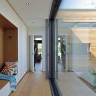 Přístavba je propojena s původním objektem úzkým krčkem.