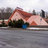 Casino na odpočívce Pávov zvenku působí zachovaleji, je na stejném odpočívadle jako fungující čerpací stanice. 