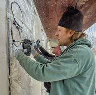 Josef Zlamal při práci na fasádě