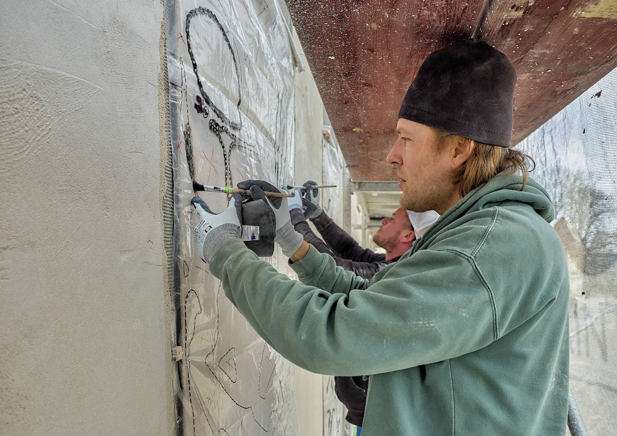 Josef Zlamal při práci na fasádě