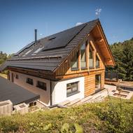 Život v Praze a v Jihoafrické republice se pro manžele stal impulzem ke stavbě moderního domu, netradiční masivní dřevostavby.